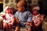 Khoảnh khắc cực đáng yêu bé 2 tuổi với 2 em gái sinh đôi Khoảnh khắc cực đáng yêu bé 2 tuổi với 2 em gái sinh đôi
