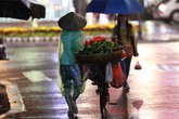 Những dáng hình mưu sinh trong đêm mưa Hà Nội Những dáng hình mưu sinh trong đêm mưa Hà Nội