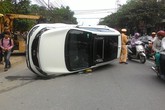 Ô tô đâm nhau chổng bánh giữa phố Ô tô đâm nhau chổng bánh giữa phố