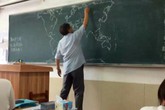 Kinh ngạc, thầy giáo vẽ bản đồ lịch sử chính xác không cần sách Kinh ngạc, thầy giáo vẽ bản đồ lịch sử chính xác không cần sách