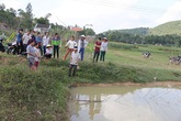 Mẹ đi mua sữa về phát hiện hai con trai chết nổi dưới ao Mẹ đi mua sữa về phát hiện hai con trai chết nổi dưới ao