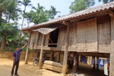 Mìn nổ, đá bay, dân lo chỗ trốn Mìn nổ, đá bay, dân lo chỗ trốn