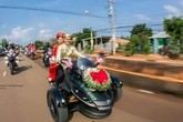Chú rể cưỡi siêu mô tô rước dâu gây xôn xao Chú rể cưỡi siêu mô tô rước dâu gây xôn xao
