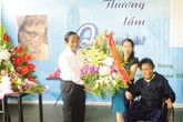 Thi sĩ tật nguyền dùng máy tính bằng đũa vẫn quản lý 2 website Thi sĩ tật nguyền dùng máy tính bằng đũa vẫn quản lý 2 website