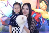 Vợ Minh Tiệp đưa con gái xinh xắn đi xem phim Vợ Minh Tiệp đưa con gái xinh xắn đi xem phim