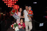 Chồng lãng mạn chèo thuyền Kayak “tỏ tình” với... vợ tại cầu tàu “khóa tình yêu” Chồng lãng mạn chèo thuyền Kayak “tỏ tình” với... vợ tại cầu tàu “khóa tình yêu”