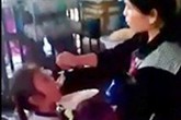 Hai bé gái bị phụ nữ đút cơm kiểu hành hạ Hai bé gái bị phụ nữ đút cơm kiểu hành hạ