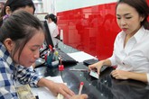 Chị Hồng ve chai bật khóc khi nhận toàn bộ số tiền Chị Hồng ve chai bật khóc khi nhận toàn bộ số tiền