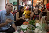 Đại sứ Pháp ăn bún đậu mắm tôm ở ngõ chợ bình dân Đại sứ Pháp ăn bún đậu mắm tôm ở ngõ chợ bình dân