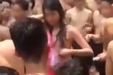 Nhiều cô gái bị sàm sỡ tập thể ở Công viên nước Hồ Tây Nhiều cô gái bị sàm sỡ tập thể ở Công viên nước Hồ Tây