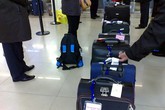 Mẹ giấu con 2 tháng tuổi trong hành lý xách tay lên máy bay Mẹ giấu con 2 tháng tuổi trong hành lý xách tay lên máy bay