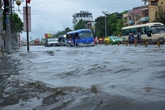 Mưa khủng khiếp, người Sài Gòn tháo chạy khỏi nhà... tránh ngập (!?) Mưa khủng khiếp, người Sài Gòn tháo chạy khỏi nhà... tránh ngập (!?)