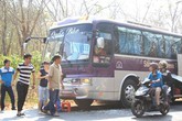 Hãi hùng xe khách bị ném đá trên đường về quê ăn Tết Hãi hùng xe khách bị ném đá trên đường về quê ăn Tết