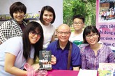 Chuyện nhà văn bán sách, đấu giá xe đạp làm từ thiện Chuyện nhà văn bán sách, đấu giá xe đạp làm từ thiện