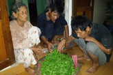 Vòng tay nhân ái (MS 138): Cảm động cụ bà 81 tuổi bán rau dạo nuôi hai con tàn tật Vòng tay nhân ái (MS 138): Cảm động cụ bà 81 tuổi bán rau dạo nuôi hai con tàn tật