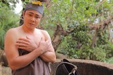 Xuân Bắc kể chuyện Tự Long "che" chỗ kín bằng... lá khoai ngứa Xuân Bắc kể chuyện Tự Long "che" chỗ kín bằng... lá khoai ngứa