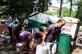 Lại phải xếp hàng, tranh nhau lấy nước sạch Lại phải xếp hàng, tranh nhau lấy nước sạch