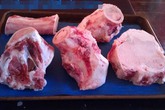 Phở sáng nhà giàu: Ngọt nước hầm xương bê Úc 1 triệu/kg Phở sáng nhà giàu: Ngọt nước hầm xương bê Úc 1 triệu/kg