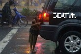 Cậu bé đứng co ro dưới mưa sau đuôi xe ô tô lay động triệu trái tim Cậu bé đứng co ro dưới mưa sau đuôi xe ô tô lay động triệu trái tim