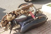 Bị tông trực diện một phụ nữ nhập viện, xe máy gãy đôi Bị tông trực diện một phụ nữ nhập viện, xe máy gãy đôi