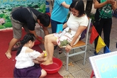 Hà Nội: Trẻ đấm lưng, rửa chân cho bố mẹ Hà Nội: Trẻ đấm lưng, rửa chân cho bố mẹ