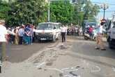 Dừng chờ đèn đỏ, 2 phụ nữ bị xe tải cuốn vào gầm Dừng chờ đèn đỏ, 2 phụ nữ bị xe tải cuốn vào gầm