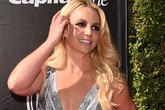BritneySpears đọ dáng bốc lửa với em gái cô Kim BritneySpears đọ dáng bốc lửa với em gái cô Kim