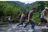 Bức ảnh Phó Thủ tướng Vũ Đức Đam lội suối đến hang Sơn Đoòng gây sốt mạng Bức ảnh Phó Thủ tướng Vũ Đức Đam lội suối đến hang Sơn Đoòng gây sốt mạng