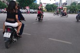 Hà Nội: “Mô-tô bay” chở chân dài mát mẻ tái xuất Hà Nội: “Mô-tô bay” chở chân dài mát mẻ tái xuất