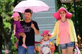Các gia đình mệt mỏi với nắng nóng 38 độ C Các gia đình mệt mỏi với nắng nóng 38 độ C