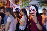 Đeo mặt nạ kinh dị lượn lờ phố trung thu Đeo mặt nạ kinh dị lượn lờ phố trung thu