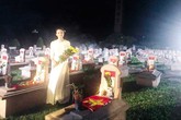 Ca sĩ kể chuyện hát trong đêm khuya giữa hàng nghìn ngôi mộ liệt sỹ Ca sĩ kể chuyện hát trong đêm khuya giữa hàng nghìn ngôi mộ liệt sỹ