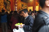 Hàng nghìn người dân chen nhau về phủ Tây Hồ lễ tạ Hàng nghìn người dân chen nhau về phủ Tây Hồ lễ tạ