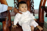 Bé gái 7 tháng trong thùng xốp đã có gia đình mới Bé gái 7 tháng trong thùng xốp đã có gia đình mới