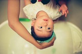 Bí quyết xua tan nỗi sợ hãi của bé khi gội đầu Bí quyết xua tan nỗi sợ hãi của bé khi gội đầu