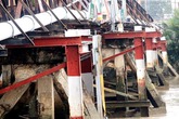 Xà lan đâm rung chuyển cầu sắt, nhiều người ngã nhào Xà lan đâm rung chuyển cầu sắt, nhiều người ngã nhào