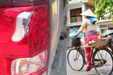 Chị ve chai làm bể đèn ô tô giá 5,3 triệu, tài xế không nhận tiền bồi thường Chị ve chai làm bể đèn ô tô giá 5,3 triệu, tài xế không nhận tiền bồi thường