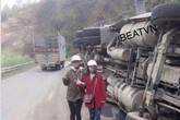 Hai thiếu nữ gây phẫn nộ khi chụp ảnh tươi cười bên chiếc xe tải bị lật Hai thiếu nữ gây phẫn nộ khi chụp ảnh tươi cười bên chiếc xe tải bị lật