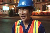 Anh công nhân vệ sinh trả lại hơn 1.000 USD nhặt được Anh công nhân vệ sinh trả lại hơn 1.000 USD nhặt được