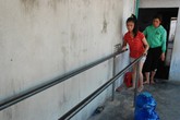 11 năm mẹ cõng con đến trường 11 năm mẹ cõng con đến trường