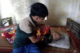 “Em đói lắm, nhưng phải dành tiền mua cơm cho bà, cho bố” “Em đói lắm, nhưng phải dành tiền mua cơm cho bà, cho bố”