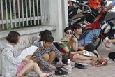 Thi vào lớp 10 THPT: Phụ huynh căng thẳng ngóng “rồng vàng” Thi vào lớp 10 THPT: Phụ huynh căng thẳng ngóng “rồng vàng”