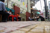 Anh chàng công sở chạy xe tay ga đi đánh giày dạo mỗi ngày Anh chàng công sở chạy xe tay ga đi đánh giày dạo mỗi ngày