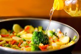 5 cách dùng dầu ăn tốt cho sức khỏe ai cũng cần biết 5 cách dùng dầu ăn tốt cho sức khỏe ai cũng cần biết