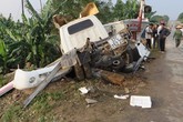 Gác chắn ngủ quên, tàu hỏa đâm ôtô khiến 2 người bị thương Gác chắn ngủ quên, tàu hỏa đâm ôtô khiến 2 người bị thương