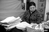 Bí kíp của người phụ nữ 51 tuổi thuộc lòng cuốn từ điển 2.458 trang Bí kíp của người phụ nữ 51 tuổi thuộc lòng cuốn từ điển 2.458 trang