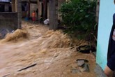 Lũ quét kinh hoàng, nhiều giáo viên phải sơ tán Lũ quét kinh hoàng, nhiều giáo viên phải sơ tán