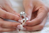 Mang án vì đưa nhẫn đính 19 viên kim cương đến tiệm cầm đồ Mang án vì đưa nhẫn đính 19 viên kim cương đến tiệm cầm đồ