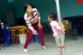 Phẫn nộ clip mẹ trói chặt con vào cột nhà rồi đánh mắng Phẫn nộ clip mẹ trói chặt con vào cột nhà rồi đánh mắng