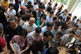 Phụ huynh Hà Nội xếp hàng mua hồ sơ tuyển sinh vào lớp 6 Phụ huynh Hà Nội xếp hàng mua hồ sơ tuyển sinh vào lớp 6